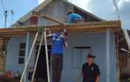 Proses rahab rumah warga korban bencana alam angin puting beliung oleh Tim TAGANA